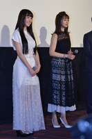 左から浅川梨奈、小宮有紗。