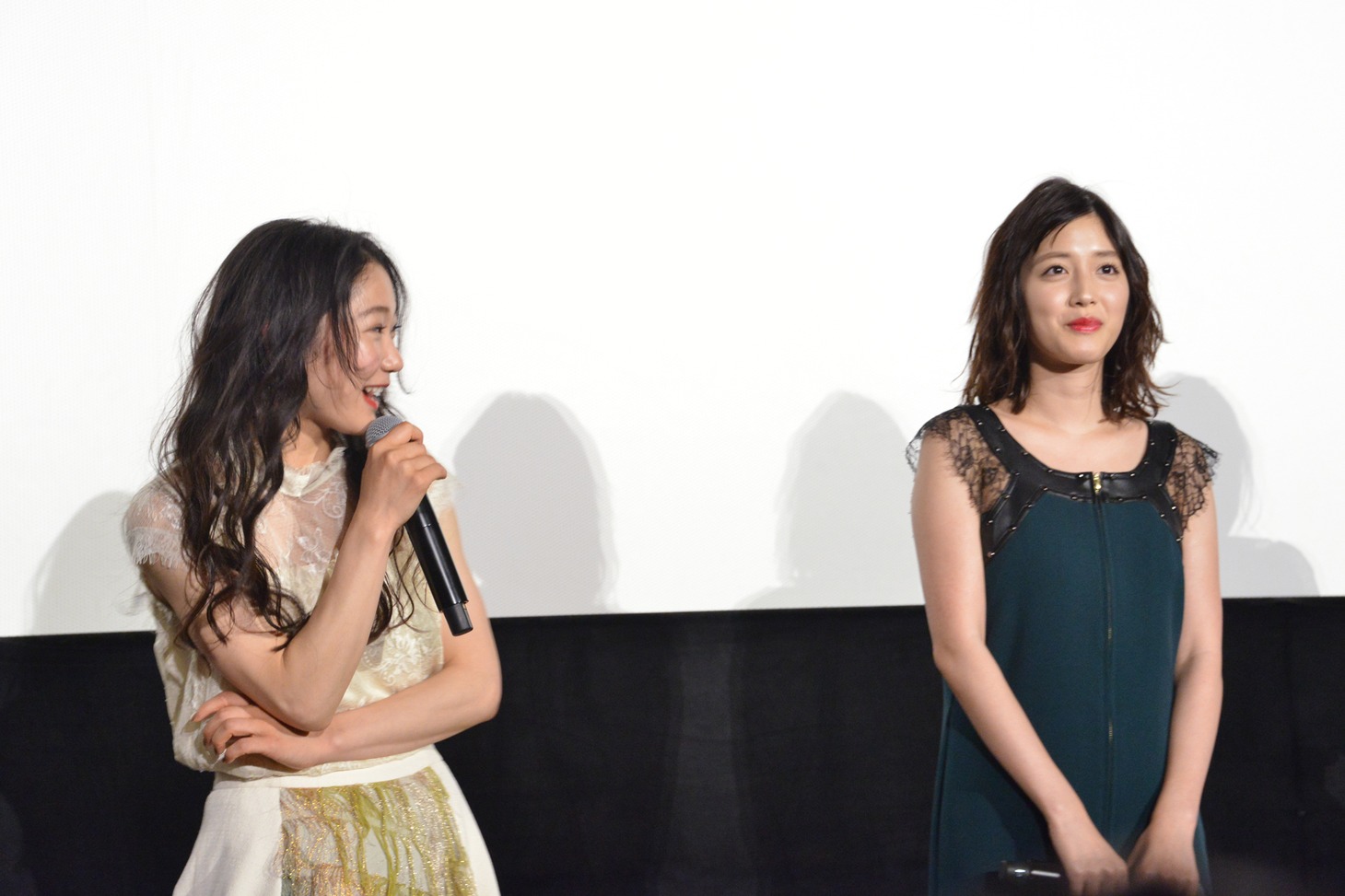 左からさいとうなり、松田るか。
