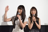 左から浅川梨奈、小宮有紗。