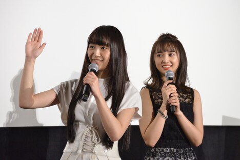 左から浅川梨奈、小宮有紗。