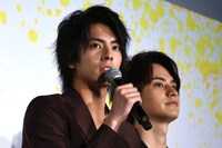 中尾暢樹（左）