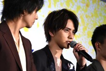 瀬戸利樹（中央）