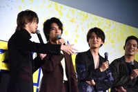 ラップを披露する横浜流星（左端）。