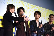 ラップを披露する横浜流星（左端）。