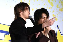 ラップを披露する横浜流星（左）。