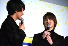 浅香航大（左）に感謝を述べる横浜流星（右）。