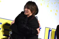 浅香航大（左）と抱擁を交わす横浜流星（右）。