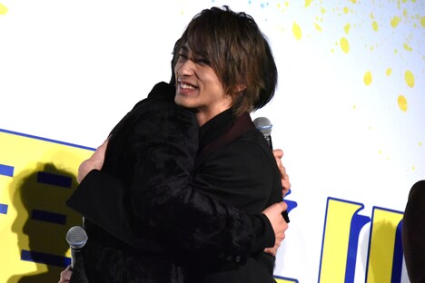 浅香航大（左）と抱擁を交わす横浜流星（右）。