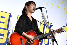 主題歌を披露する阿部真央。