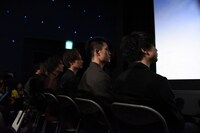 阿部真央の歌に聴き入るキャストたち。