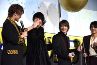 勝手にくす玉を割ろうとする横浜流星（中央右）を、注意する岩谷翔吾（左端）。