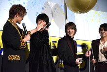 勝手にくす玉を割ろうとする横浜流星（中央右）を、注意する岩谷翔吾（左端）。