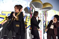 くす玉を割るキャストたち。