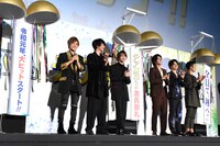 くす玉を割ったキャストたち。