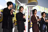 くす玉を割ったキャストたち。