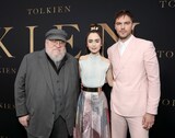 「トールキン 旅のはじまり」LAプレミアの様子。左からジョージ・R・R・マーティン、リリー・コリンズ、ニコラス・ホルト。