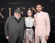 「トールキン 旅のはじまり」LAプレミアの様子。左からジョージ・R・R・マーティン、リリー・コリンズ、ニコラス・ホルト。