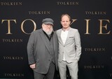 「トールキン 旅のはじまり」LAプレミアの様子。左からジョージ・R・R・マーティン、ドメ・カルコスキ。