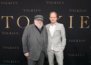 「トールキン 旅のはじまり」LAプレミアの様子。左からジョージ・R・R・マーティン、ドメ・カルコスキ。