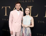 「トールキン 旅のはじまり」LAプレミアの様子。左からニコラス・ホルト、リリー・コリンズ。