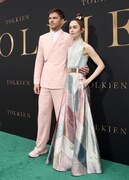 「トールキン 旅のはじまり」LAプレミアの様子。左からニコラス・ホルト、リリー・コリンズ。