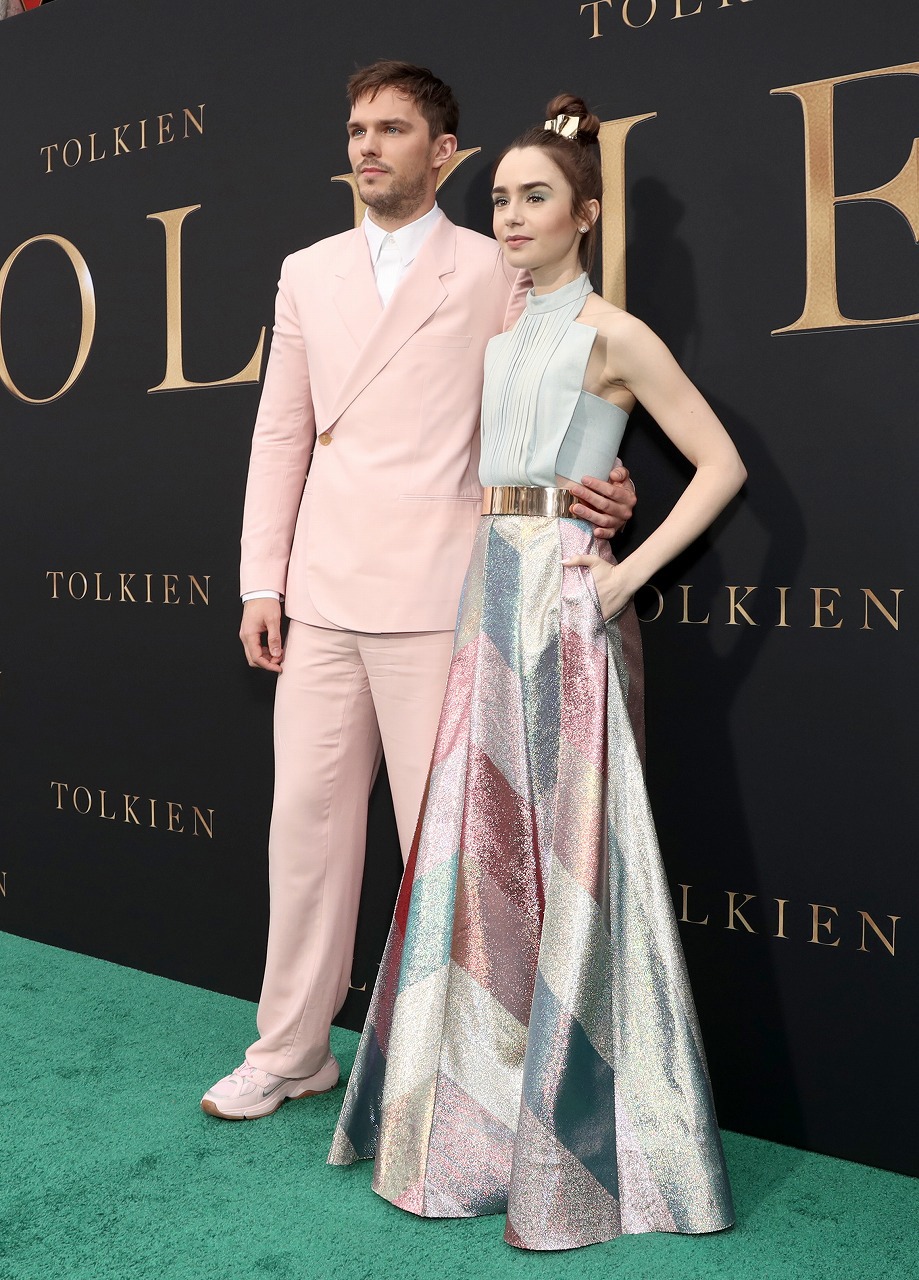 「トールキン 旅のはじまり」LAプレミアの様子。左からニコラス・ホルト、リリー・コリンズ。