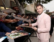 「トールキン 旅のはじまり」LAプレミアでファンサービスを行うニコラス・ホルト。