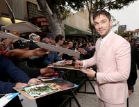 「トールキン 旅のはじまり」LAプレミアでファンサービスを行うニコラス・ホルト。