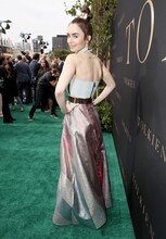 「トールキン 旅のはじまり」LAプレミアに登場したリリー・コリンズ。