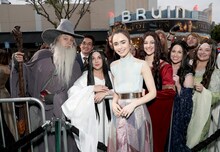 「トールキン 旅のはじまり」LAプレミアにて、ファンとともに写真に収まるリリー・コリンズ（中央）。