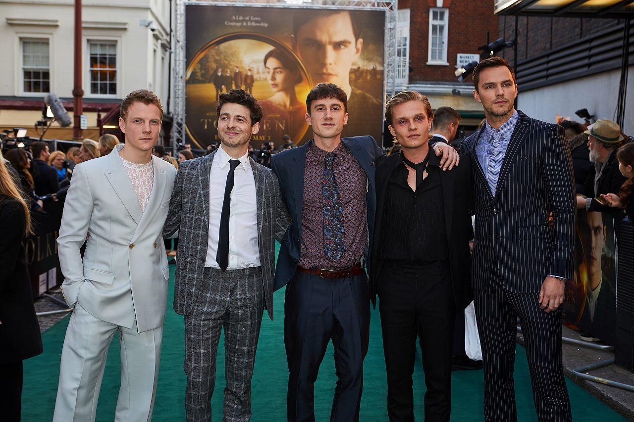 「トールキン 旅のはじまり」ロンドンプレミアの様子。左からパトリック・ギブソン、アンソニー・ボイル、カルム・トールキン、トム・グリン＝カーニー、ニコラス・ホルト。