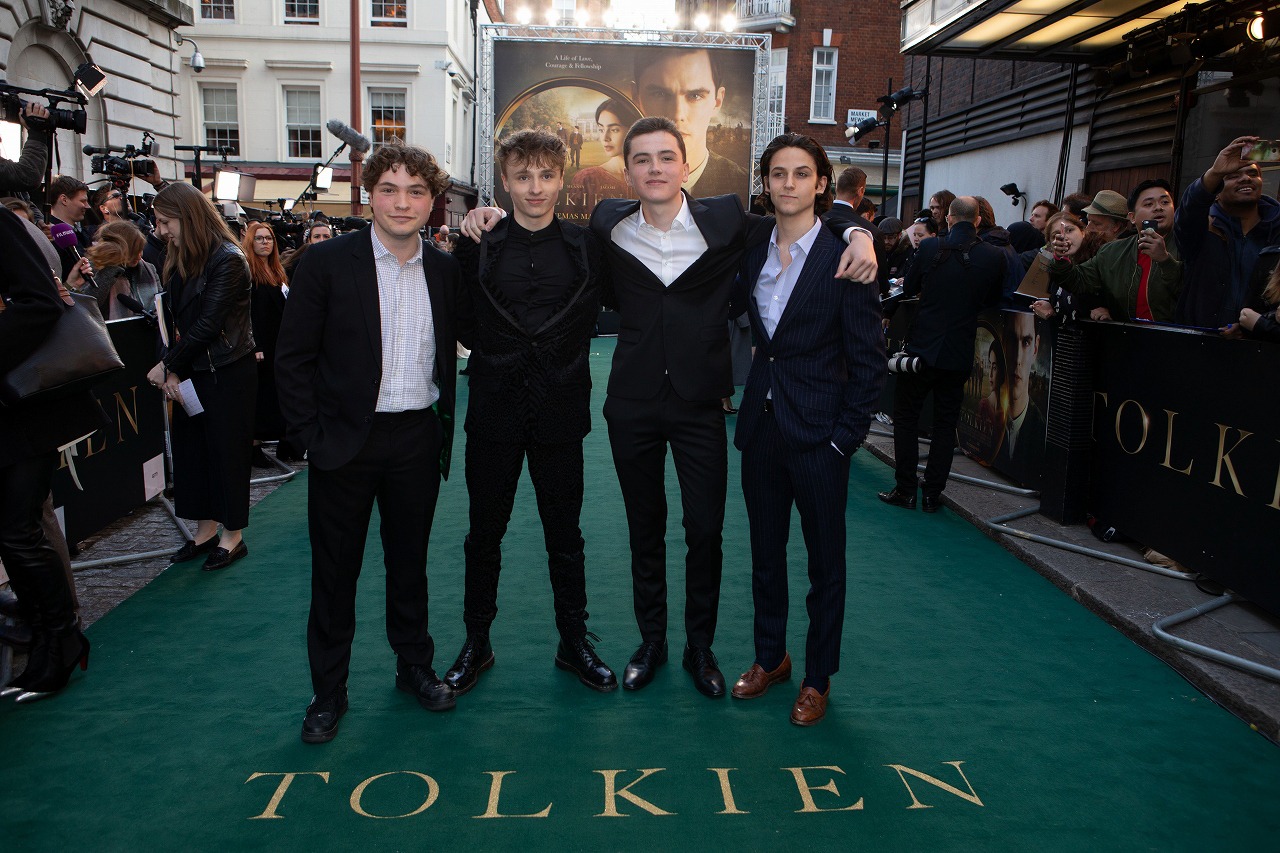 「トールキン 旅のはじまり」ロンドンプレミアに登場した子役たち。左からアルビー・マーバー、タイ・テナント、ハリー・ギルビー、アダム・ブレグマン。