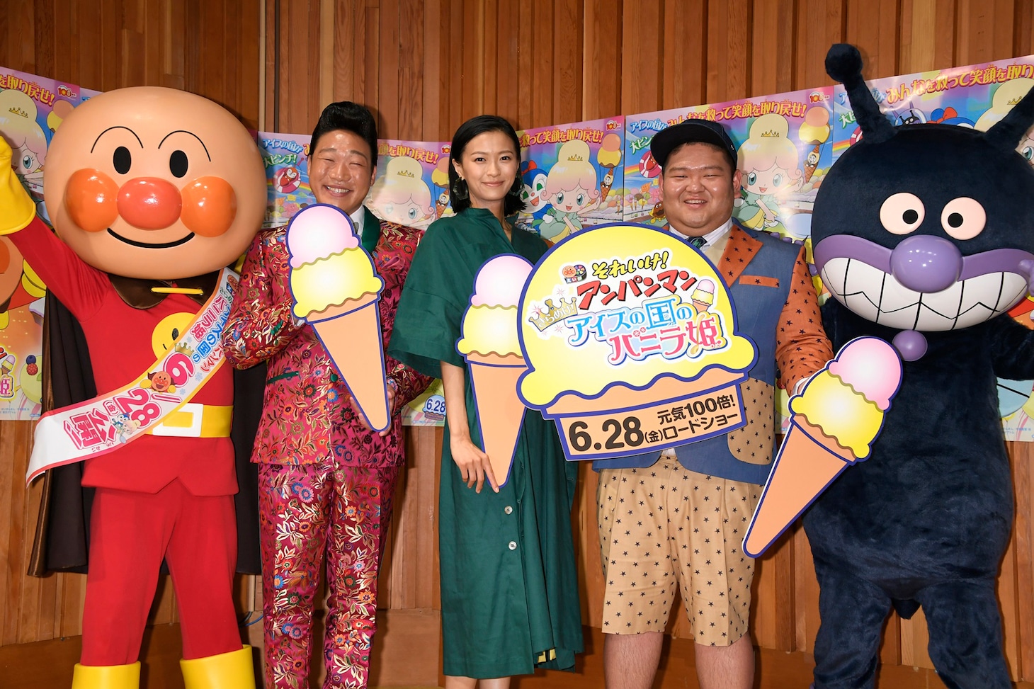 「それいけ！アンパンマン きらめけ！アイスの国のバニラ姫」の様子。左からアンパンマン、みやぞん、榮倉奈々、あらぽん、ばいきんまん。