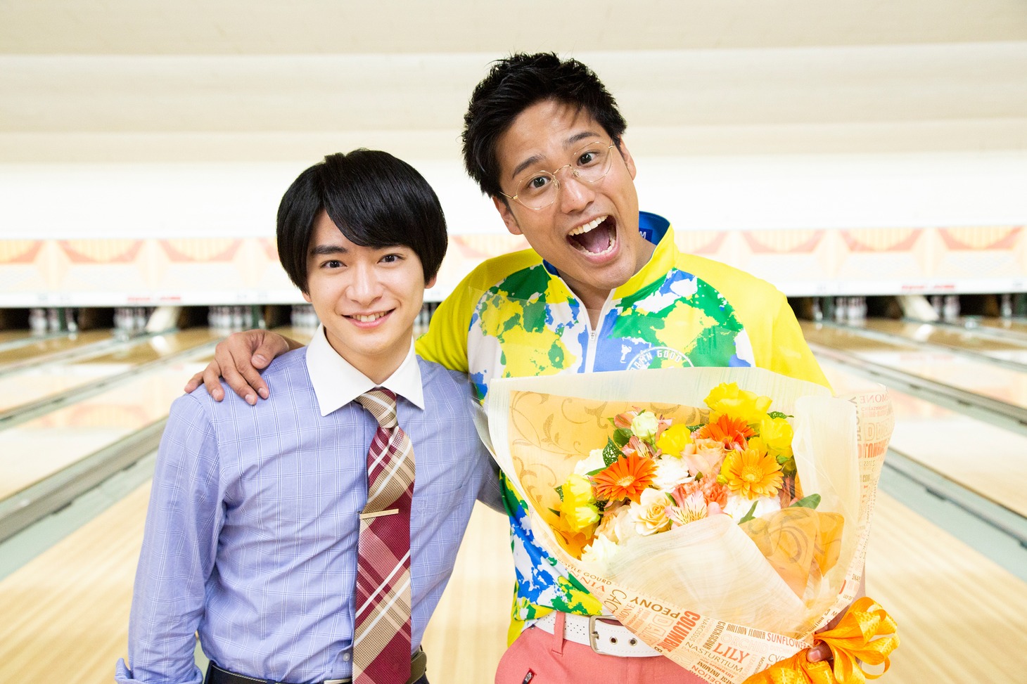 左から知念侑李、桐山照史。