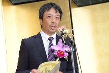 岡田将生の代理で登壇した藤尾隆。