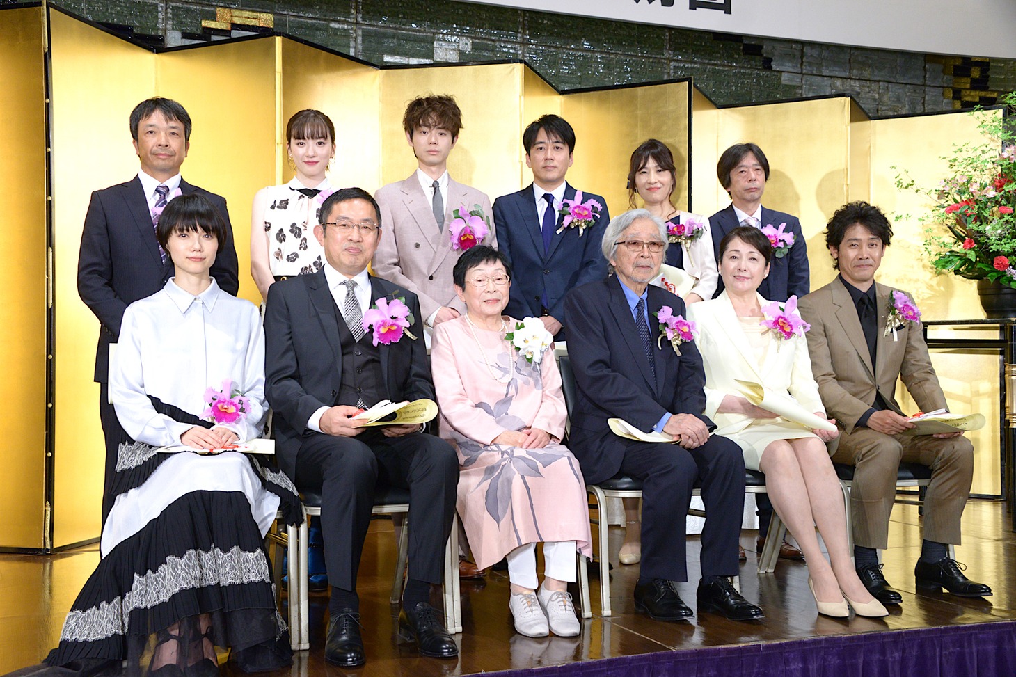 第27回橋田賞授賞式にて、前列左から宮崎あおい、内藤剛志、橋田壽賀子、山田洋次、松坂慶子、大泉洋。後列左から藤尾隆、永野芽郁、菅田将暉、安住紳一郎、いとう菜のは、三谷武史。