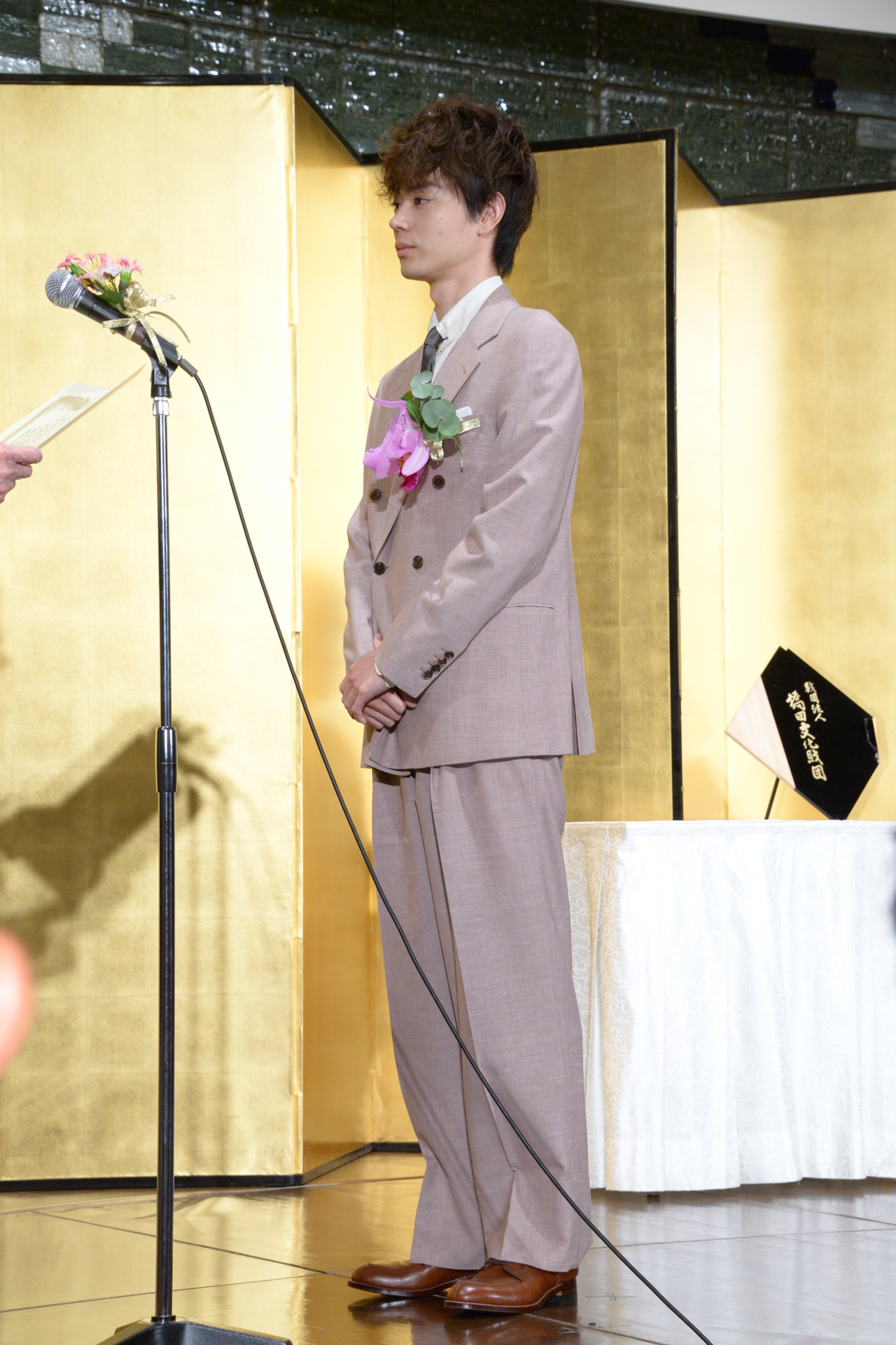 表彰される菅田将暉。