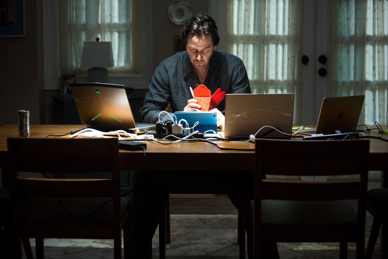 「レプリカズ」キアヌ・リーヴスが1人落ち込む“サッドキアヌ”な新写真