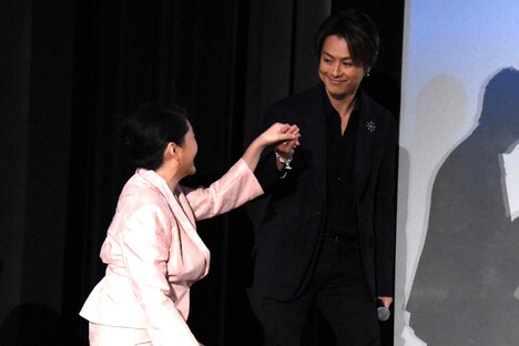 松坂慶子(左)をエスコートするTAKAHIRO(右)。