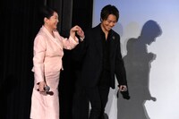 松坂慶子（左）をエスコートするTAKAHIRO（右）。