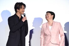 左からTAKAIRO、松坂慶子。