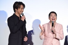 左からTAKAHIRO、松坂慶子。