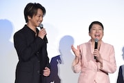 左からTAKAHIRO、松坂慶子。
