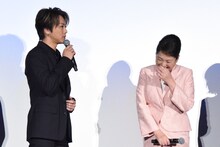 自分の話が映画から逸れていることに気付き、笑い出す松坂慶子（右）。