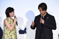 一緒に映画を観に行くことを想定し、席順について厳しく指導するTAKAHIRO（右）。