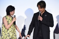 一緒に映画を観に行くことを想定し、席順について厳しく指導するTAKAHIRO（右）。