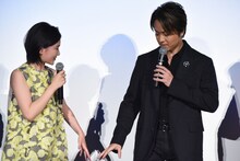 一緒に映画を観に行くことを想定し、席順について厳しく指導するTAKAHIRO（右）。