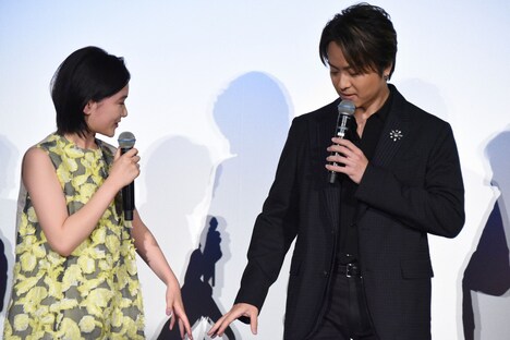 一緒に映画を観に行くことを想定し、席順について厳しく指導するTAKAHIRO(右)。