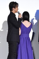 柴田杏花（右）の露出度を憂うTAKAHIRO（左）。