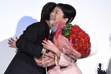 松坂慶子（右）にカーネーションの花束を渡すTAKAHIRO（左）。